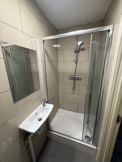 Double room available with en -suite bathroom iin  Main Photo