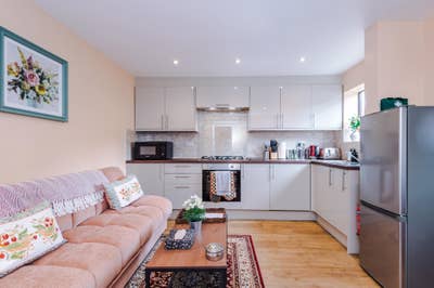 Stylish 2-Bed Bungalow · Royal Oldham Hospital Main Photo
