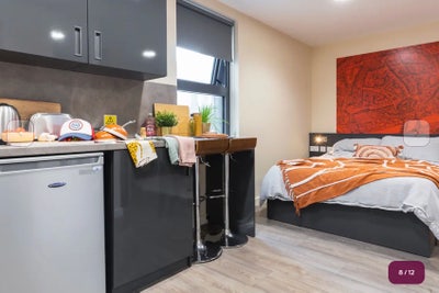 Discounted Deluxe (biggest) studio at Oxford House Main Photo