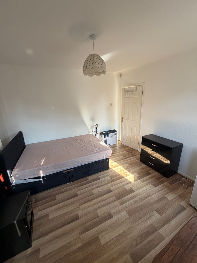 Large Double Room Available Romford , RM1  Main Photo