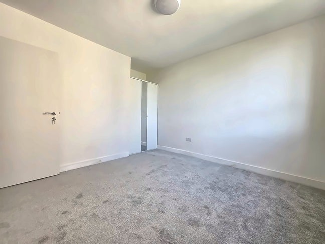Stunning Split-Level 2 Bedroom Flat in Swiss Cotta Main Photo