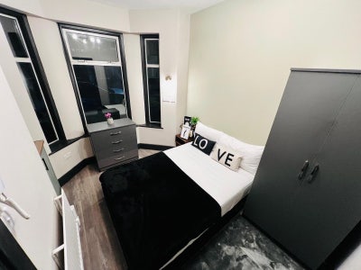 🛏️ Ensuite Room to Let in  📍 Edmonton✨ Main Photo