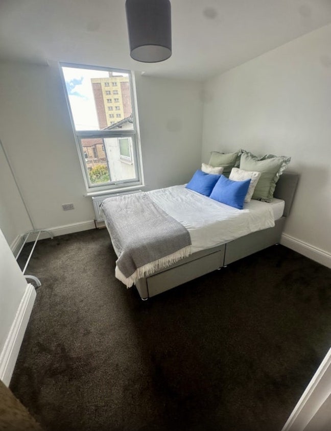 Avail early Aug Ensuite double room Main Photo