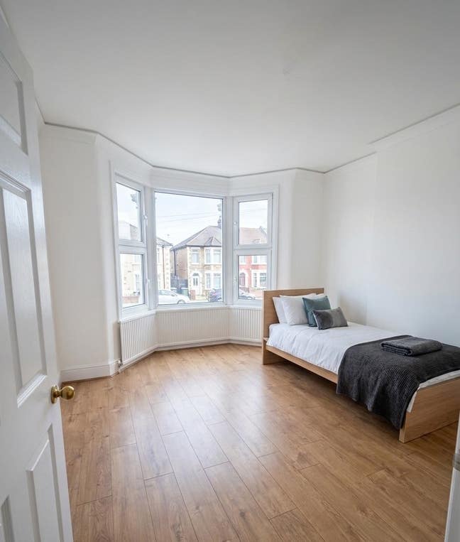Large Twin & Single Rooms Available Main Photo