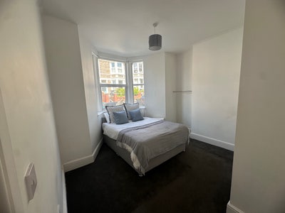 Ava. June - En-suites double room in Southville Main Photo