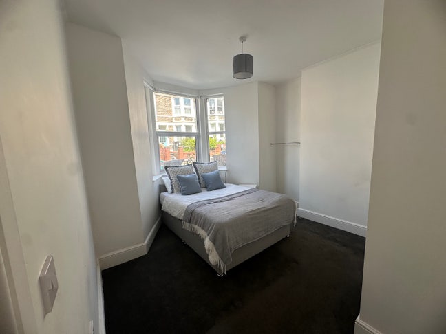 Ava. June - En-suites double room in Southville Main Photo