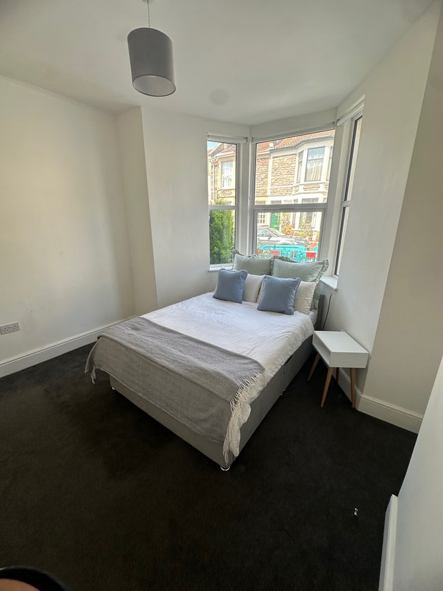 Ava. 13 July - En-suites double room in Southville Main Photo