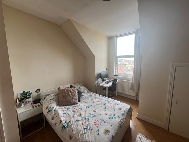 Lovely Double Bedroom in Spacious Wimbledon Flat Main Photo