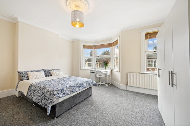 Large double bedroom available Main Photo