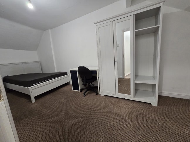 Loft room available in B19 3LE Main Photo