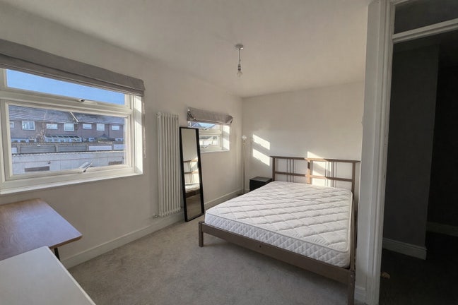 Spacious Double Room to Rent – Worcester Park Main Photo