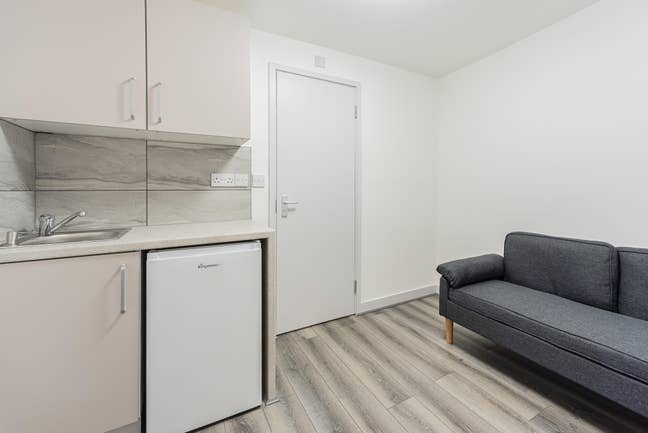 ✨ Brand New Ensuite+Kitchenette | 10min to Mcr 🚆 Main Photo