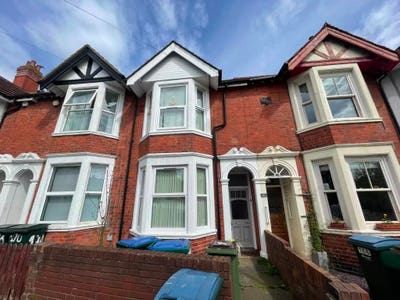 Belvoir! Present a HOUSE SHARE With en suite room. Main Photo