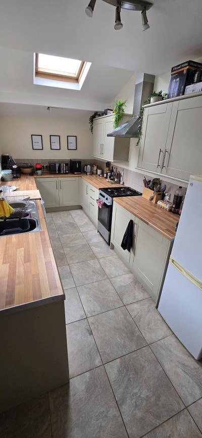 Lovely large double in spacious home Main Photo