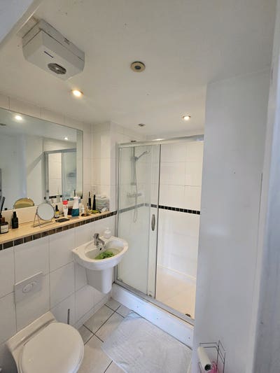 Ensuite Room Main Photo