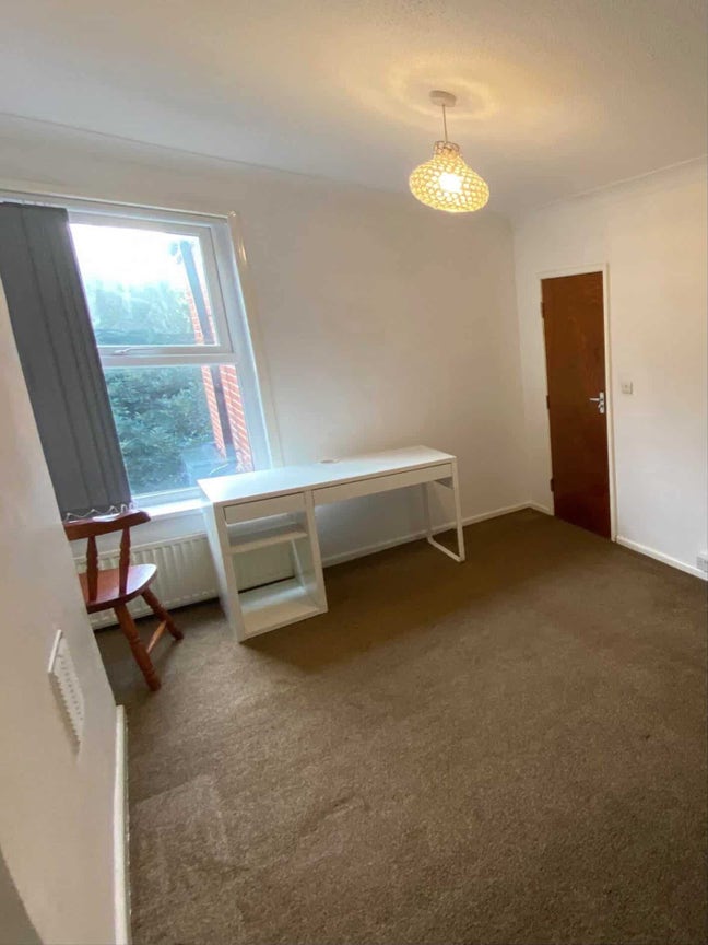 1 Double Bedroom - Female Only Main Photo