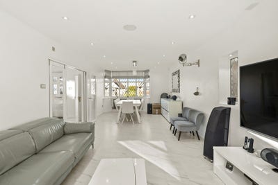 Huge 4 Bedroom House Coming Available to Rent CR2! Main Photo