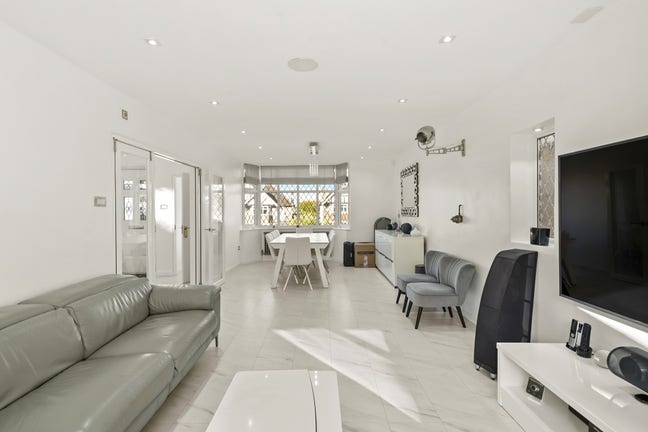 Huge 4 Bedroom House Coming Available to Rent CR2! Main Photo