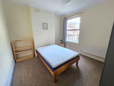 ✨Lovely room opposite King's - Available NOW🏡 Main Photo