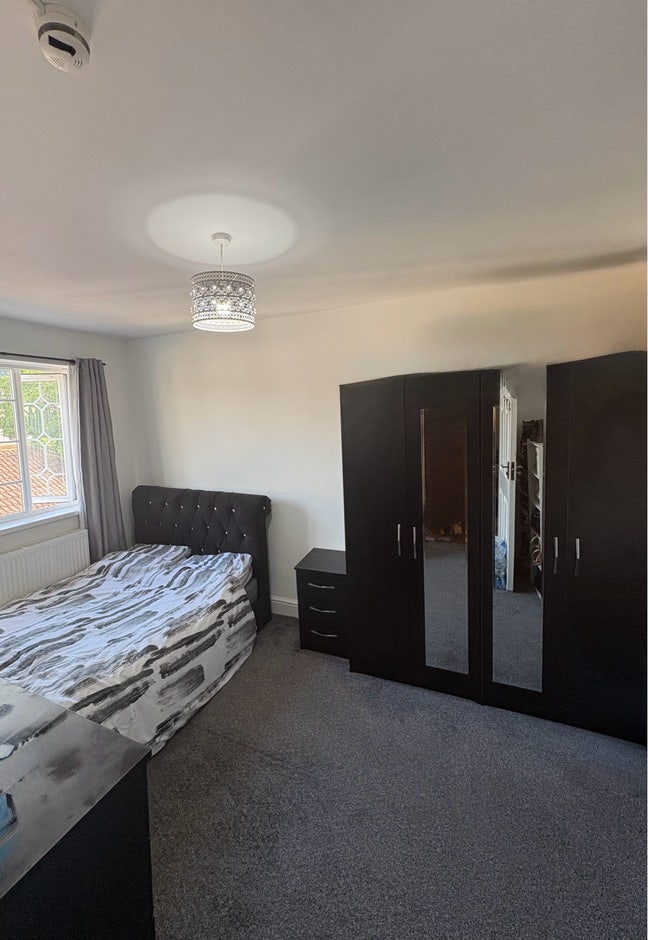 SL6 - Spacious Furnished Double Room Available Main Photo