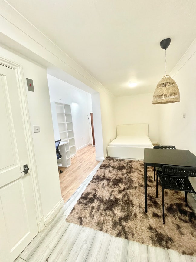 Spacious Room w/ Private Bathroom - 1 min leyton Main Photo