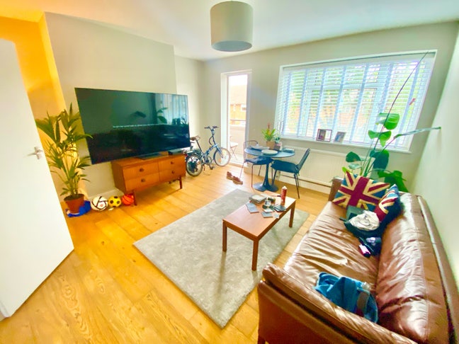 Lovely Double Bedroom with King Size bed  Main Photo