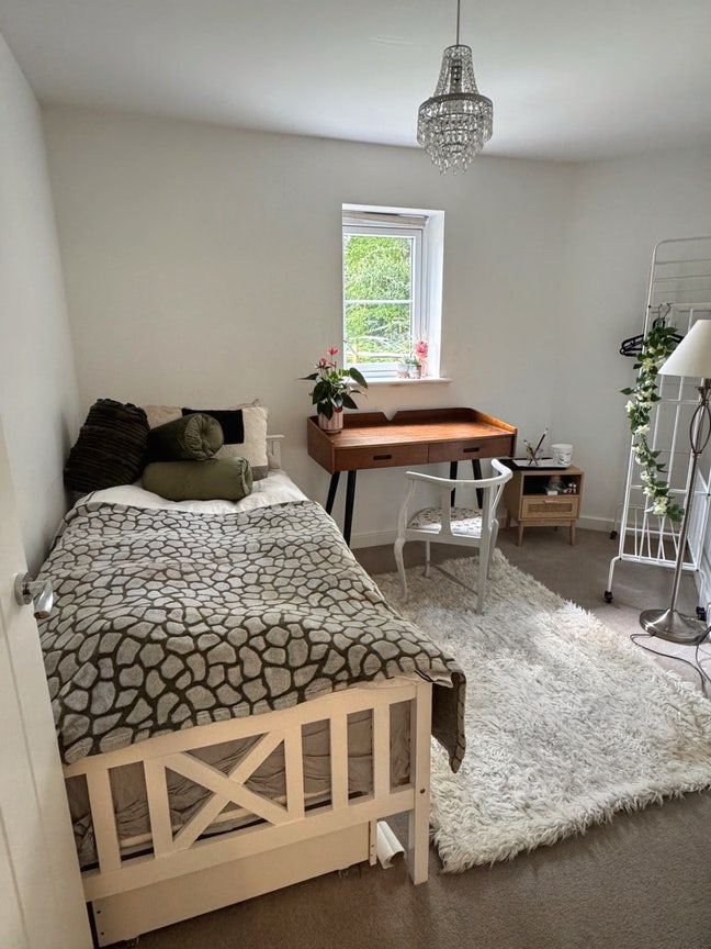 Spacious rooms next to Gatwick and town  Main Photo