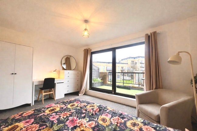 Awesome big room with private balcony in Dalston Main Photo
