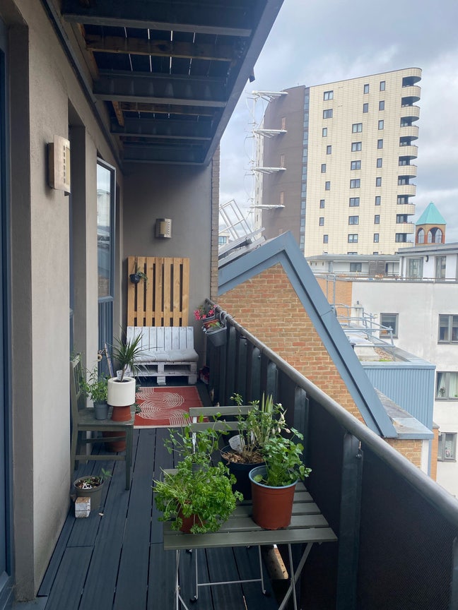 Huge flat with balcony in supreme location Main Photo
