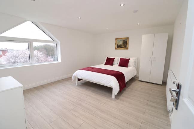 Large Room in Streatham  - SW 16 - Living & Garden Main Photo