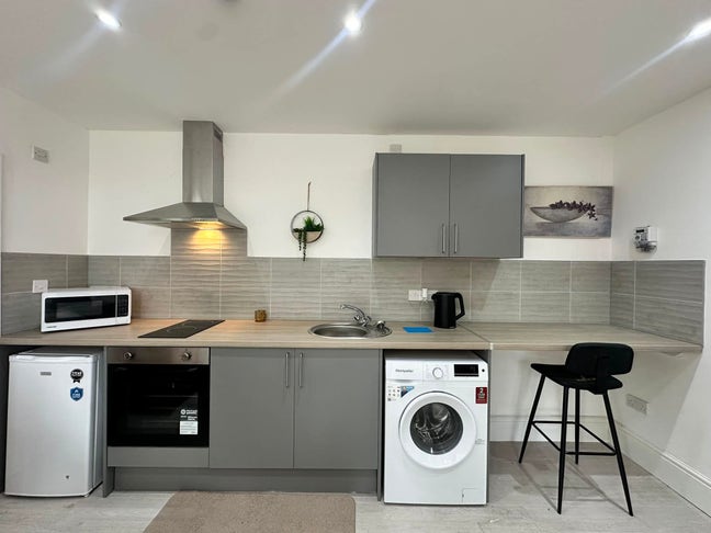 Self-Contained Studio Wednesbury (WS10 9Bz) Main Photo