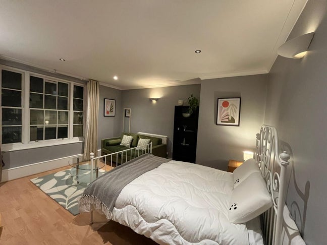 Room in a flatshare of 3 students Main Photo
