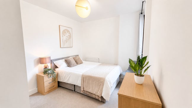 Double Room Available Now | Furnished | E14 Main Photo
