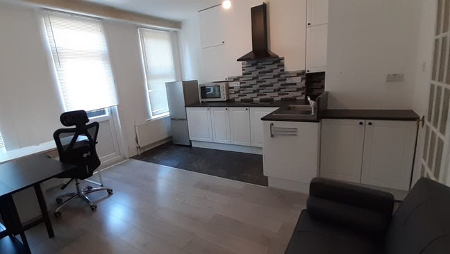 Nice1-Bed Flat opp Pymmes Park incl Bills Main Photo