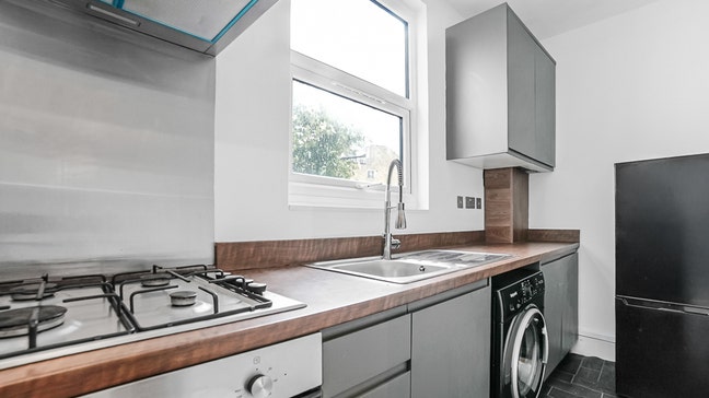Short Let Only - Bills inc - West Croydon Main Photo