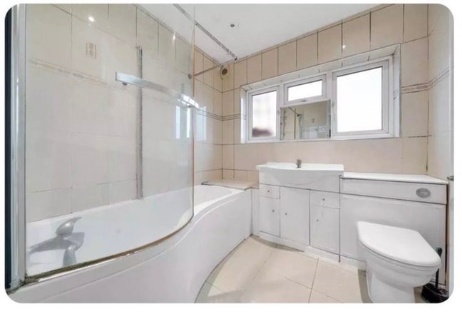 King size room is available to rent  Main Photo