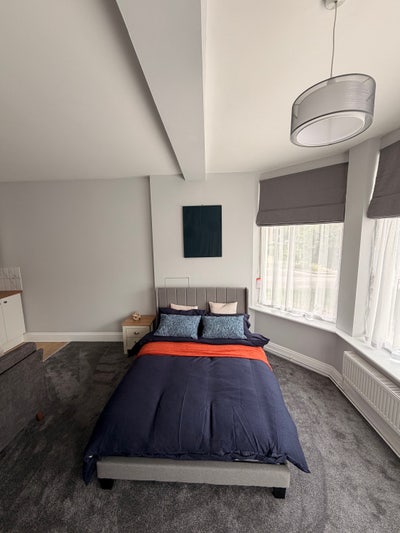 Bright and spacious king-size bedroom available Main Photo