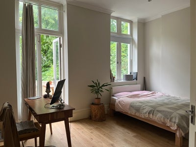 Large bedroom with en suite bathroom and balcony Main Photo