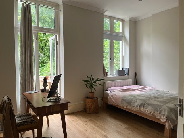 Large bedroom with en suite bathroom and balcony Main Photo