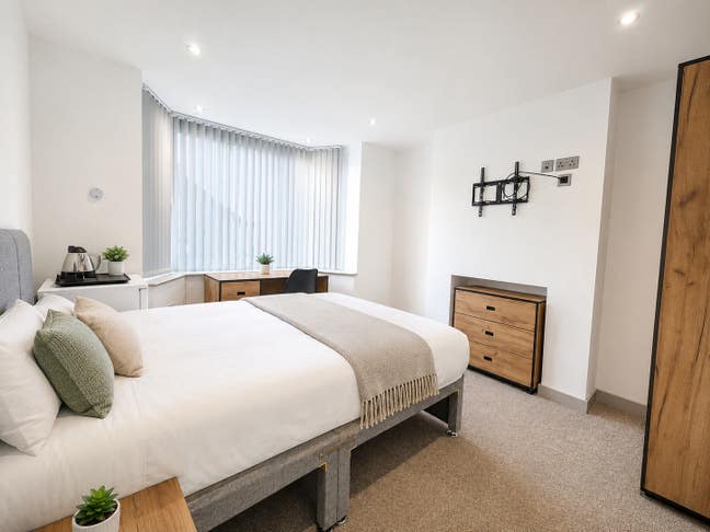 ** Large Luxury En Suite Near QE No Bills to Pay! Main Photo