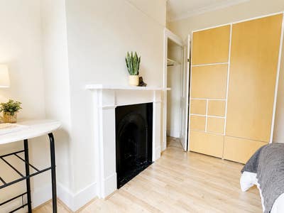 Bright Double Room in 3 Bed Flat - Surrey Quays Main Photo
