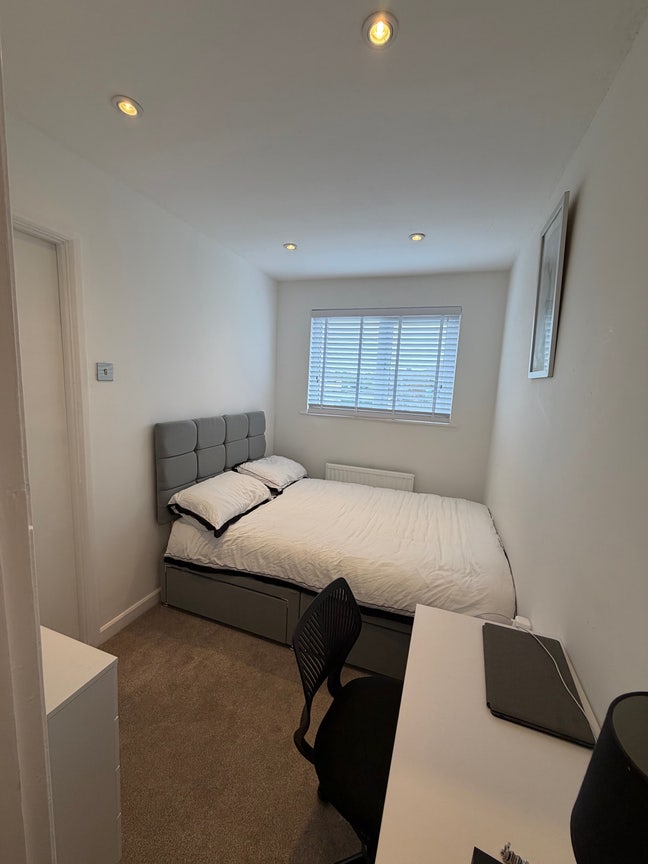 Professional Home - Small Double Room Main Photo
