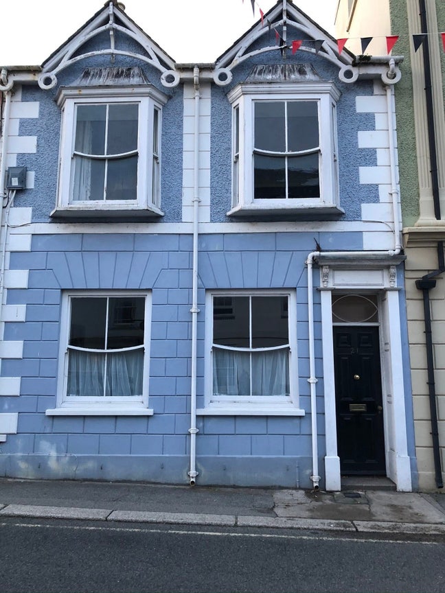 3 double sized rooms in a house in central Penryn Main Photo