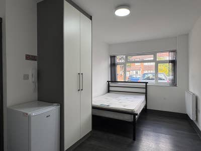 Double room with ensuit - Close to Heathrow! Main Photo