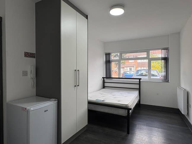 Double room with ensuit - Close to Heathrow! Main Photo