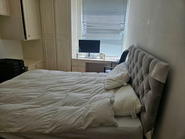 Double Room with own bathroom in a two bed flat Main Photo
