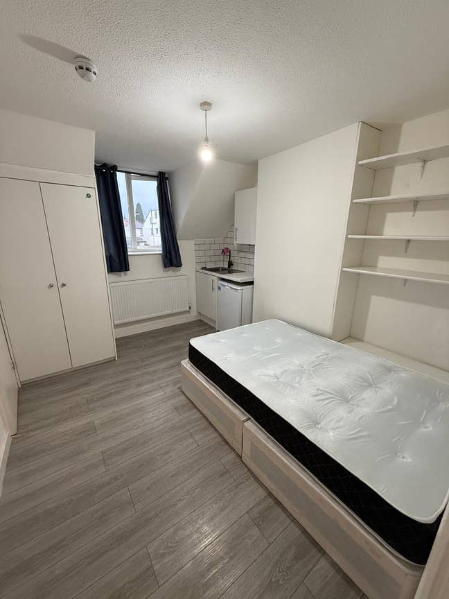 Furnished studio Flat in Edgware (HA8) Main Photo
