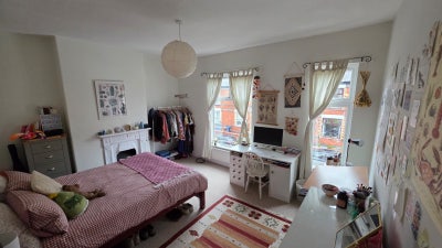 Large, bright room in friendly quiet (Stockport)  Main Photo