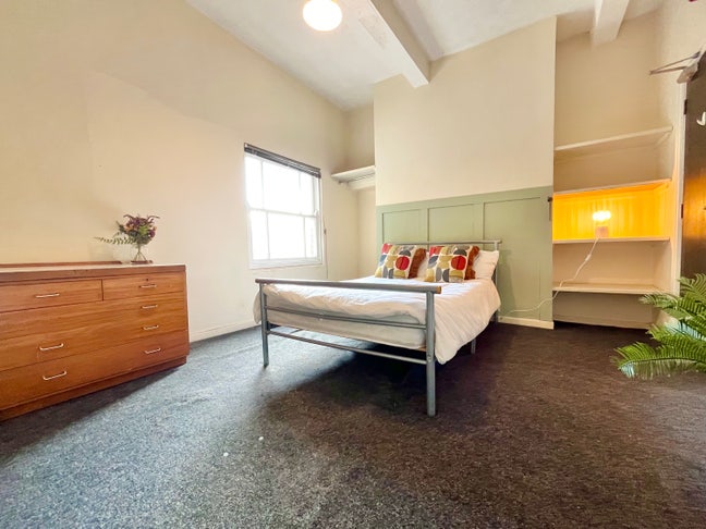 SPACIOUS Double Room near Victoria Centre Main Photo
