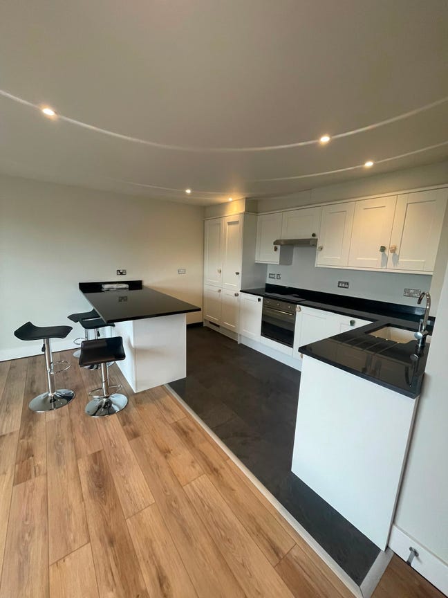 Cute room(s) in Epsom 2-bed flat -  takes up to 4 Main Photo
